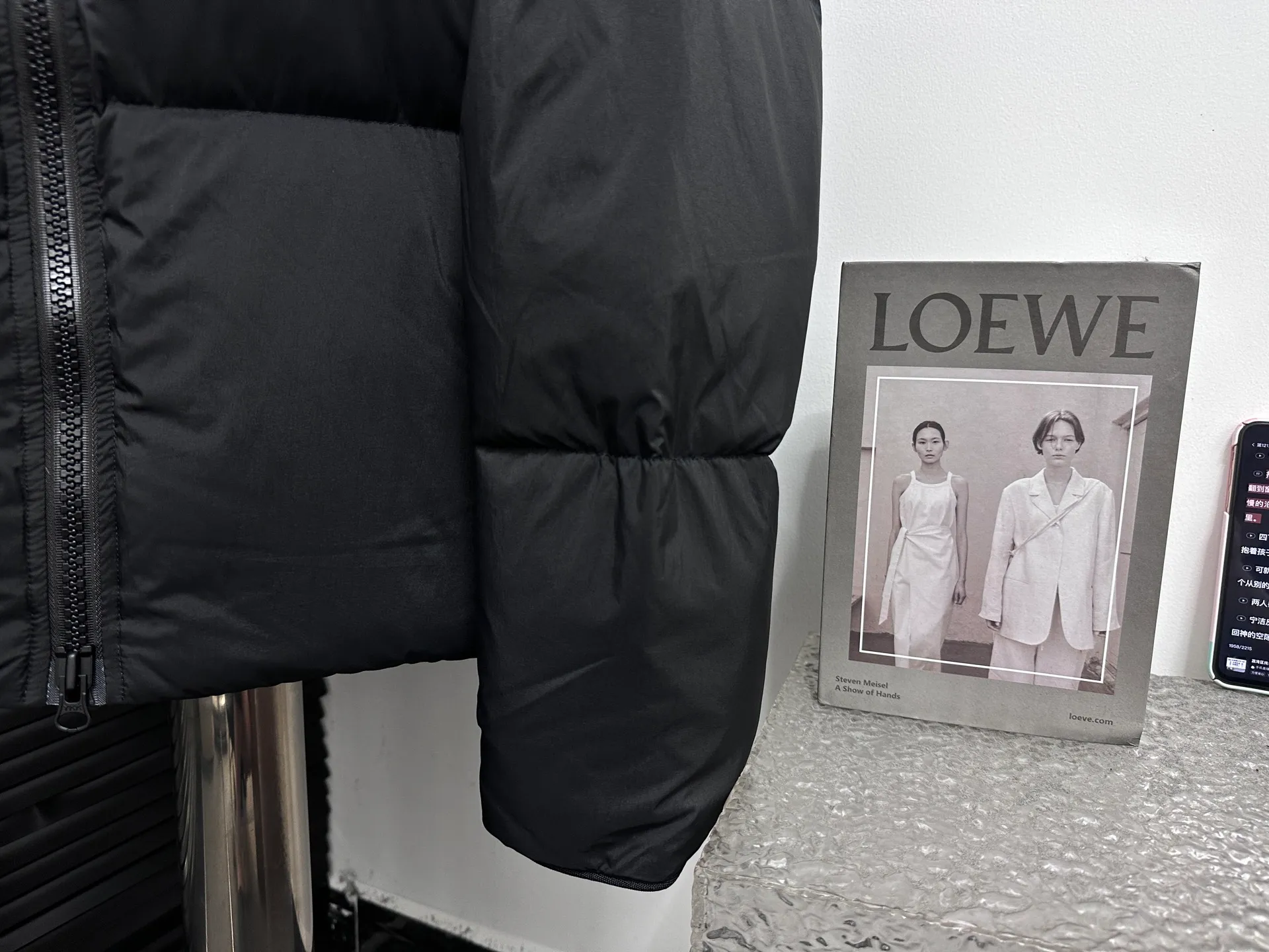 P840 【Canada gooes】Large Goose Sleeve Stand Collar Down Jacket Lawrence down jacket provides basic protection for daily adventures. Delicately soft fabric, this is a water-repellent fabric that is soft to the touch yet durable. Filled with extremely fluffy white duck down. This piece has a quilted body and structured down. Padded collar and reflective double-stripe grip tape. Extended hem and tucked-in inner rib-knit cuffs. Size: XS-2XL